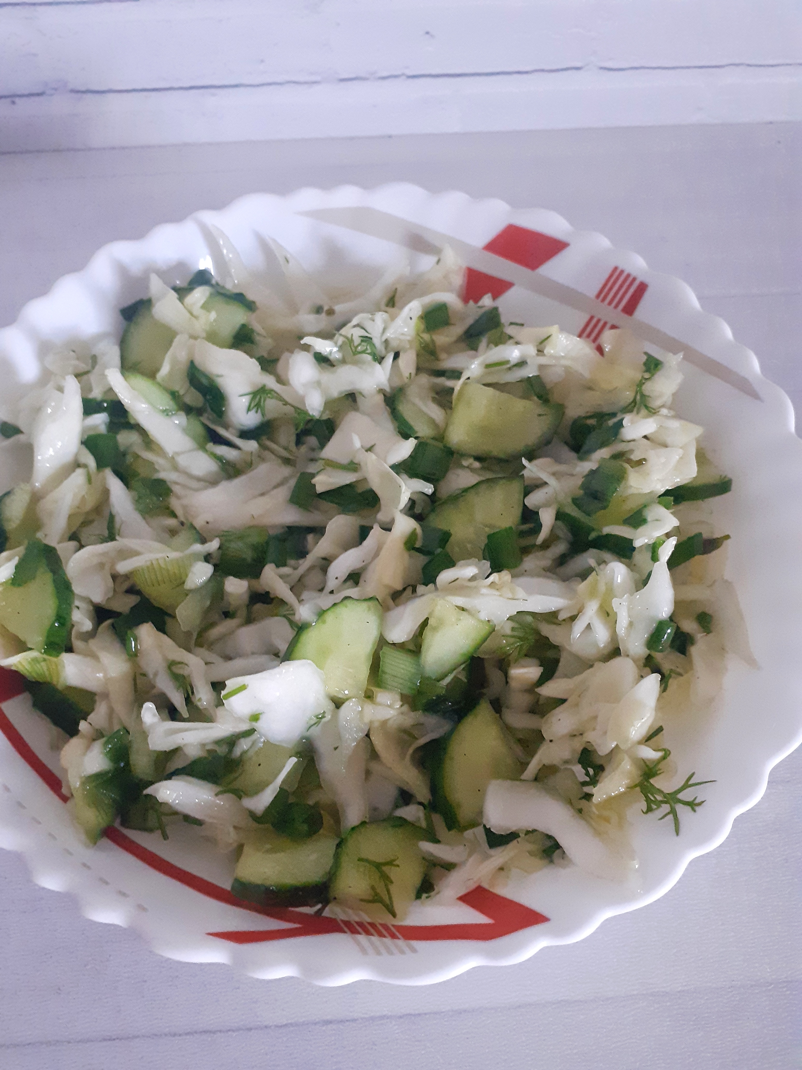 Салат из молодой капусты и огурцов с яблочным уксусом