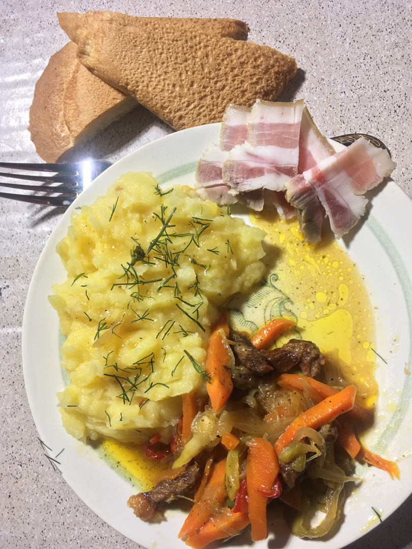 Картофельное пюре и Зажарка с говяжьим мясом и овощами