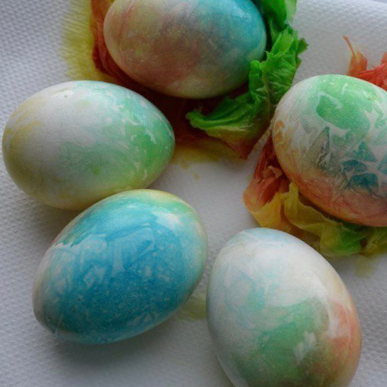 Яйца крашенки в салфетке на Пасху