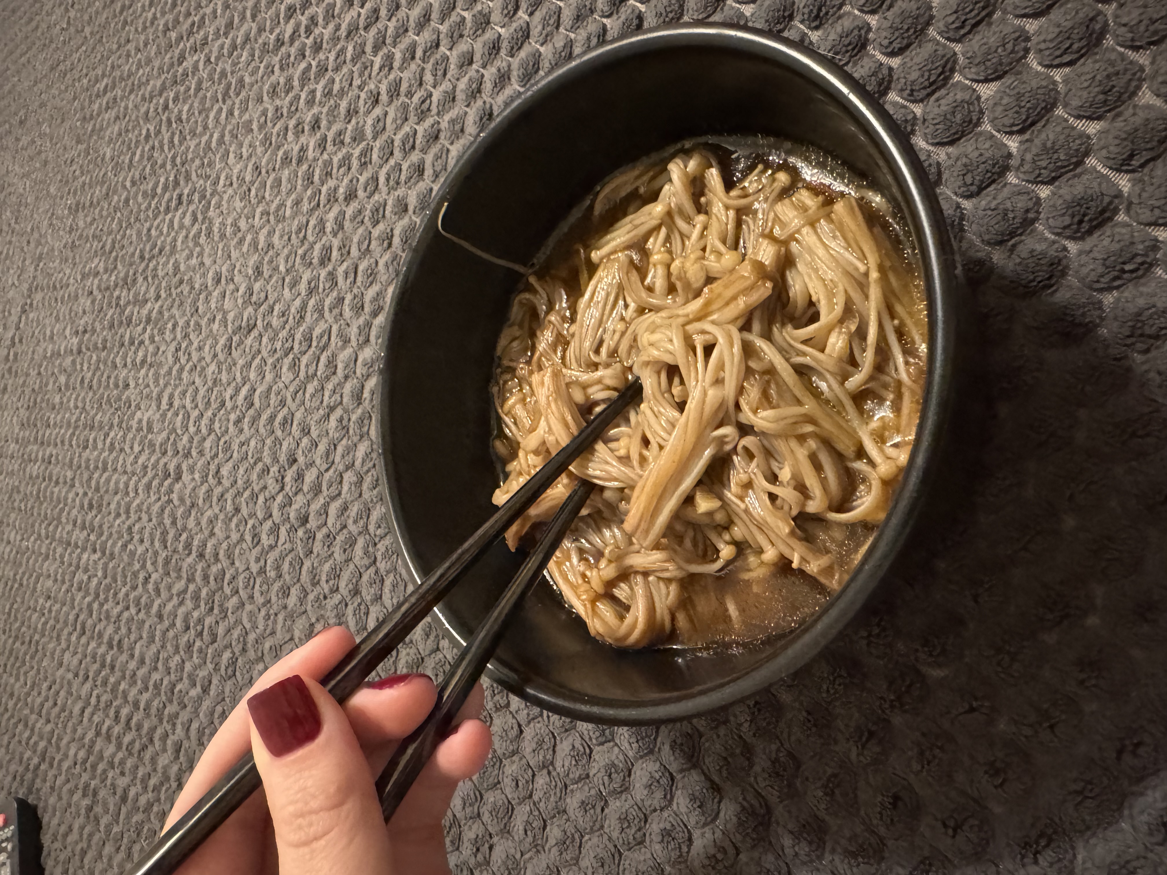 Грибы эноки в соусе 