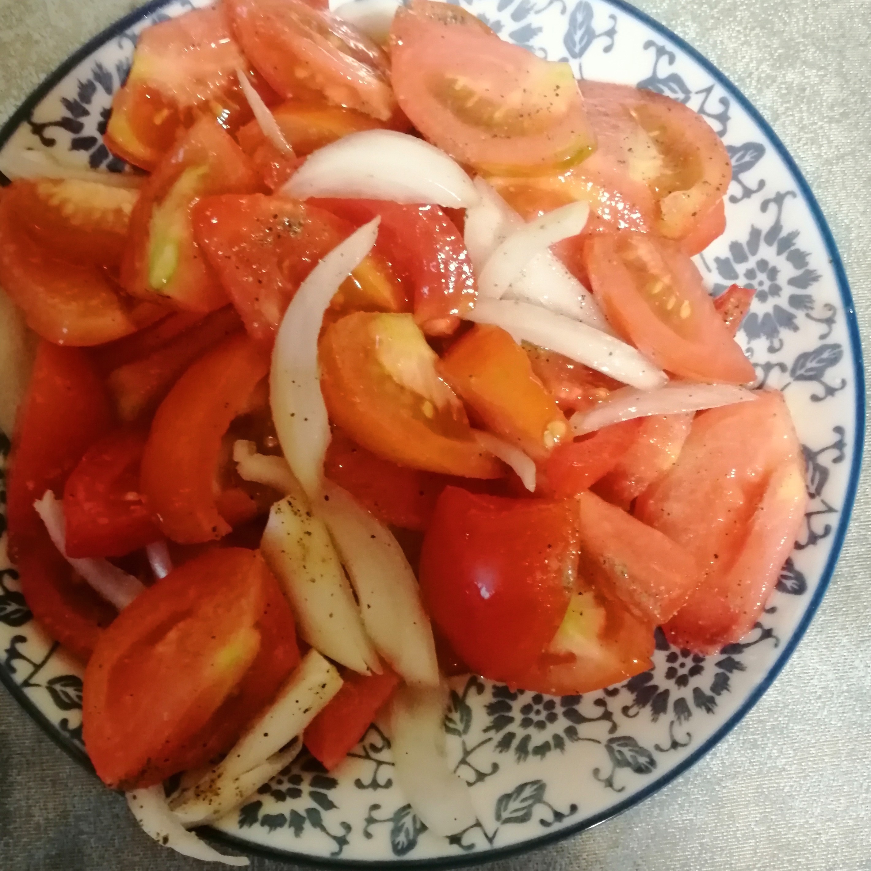 Салат из помидоров с ялтинским луком 🍅