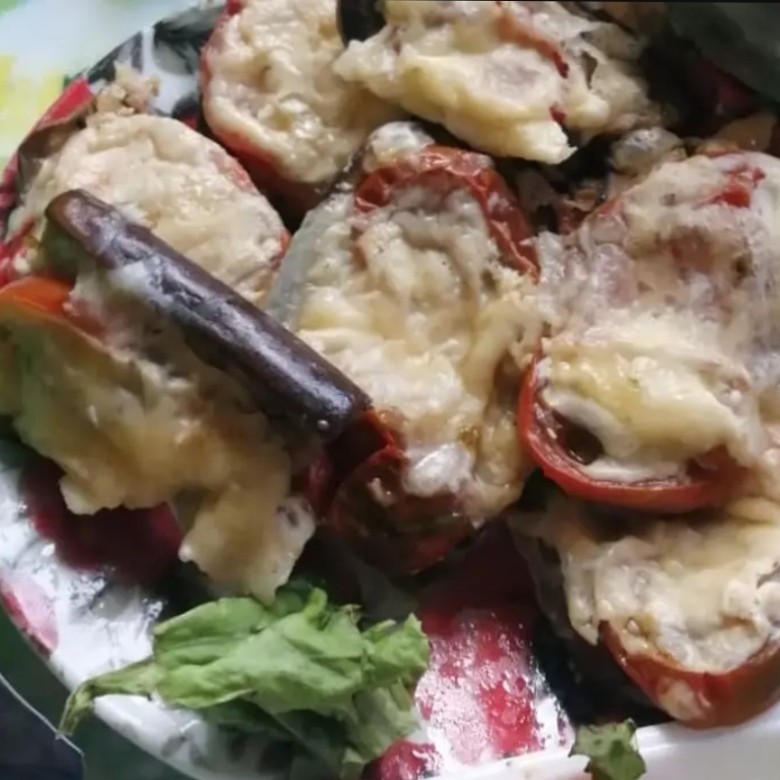 Баклажаны, запечённые с помидорами и сыром
