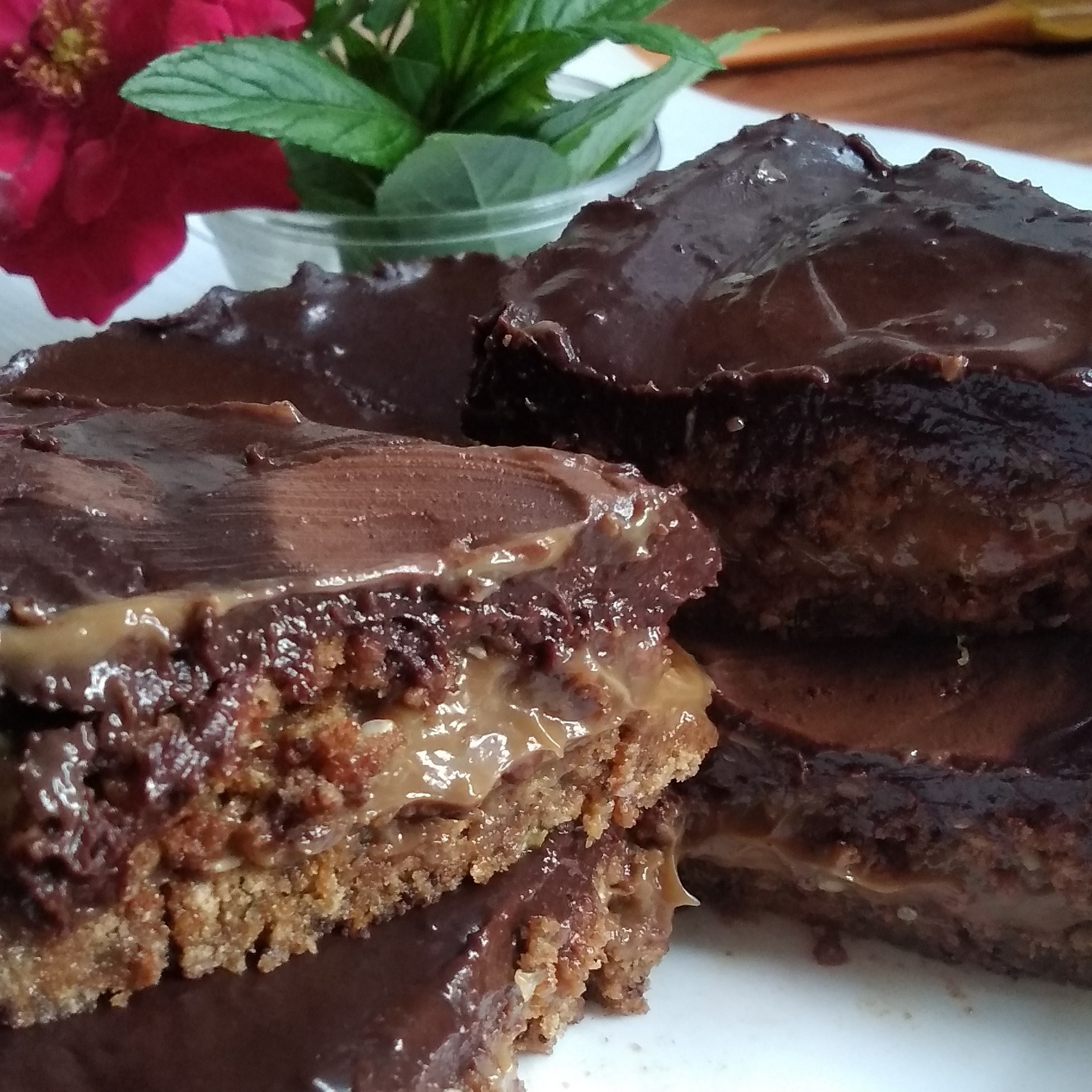 Шоколадно-ореховый десерт из печенья без выпечки