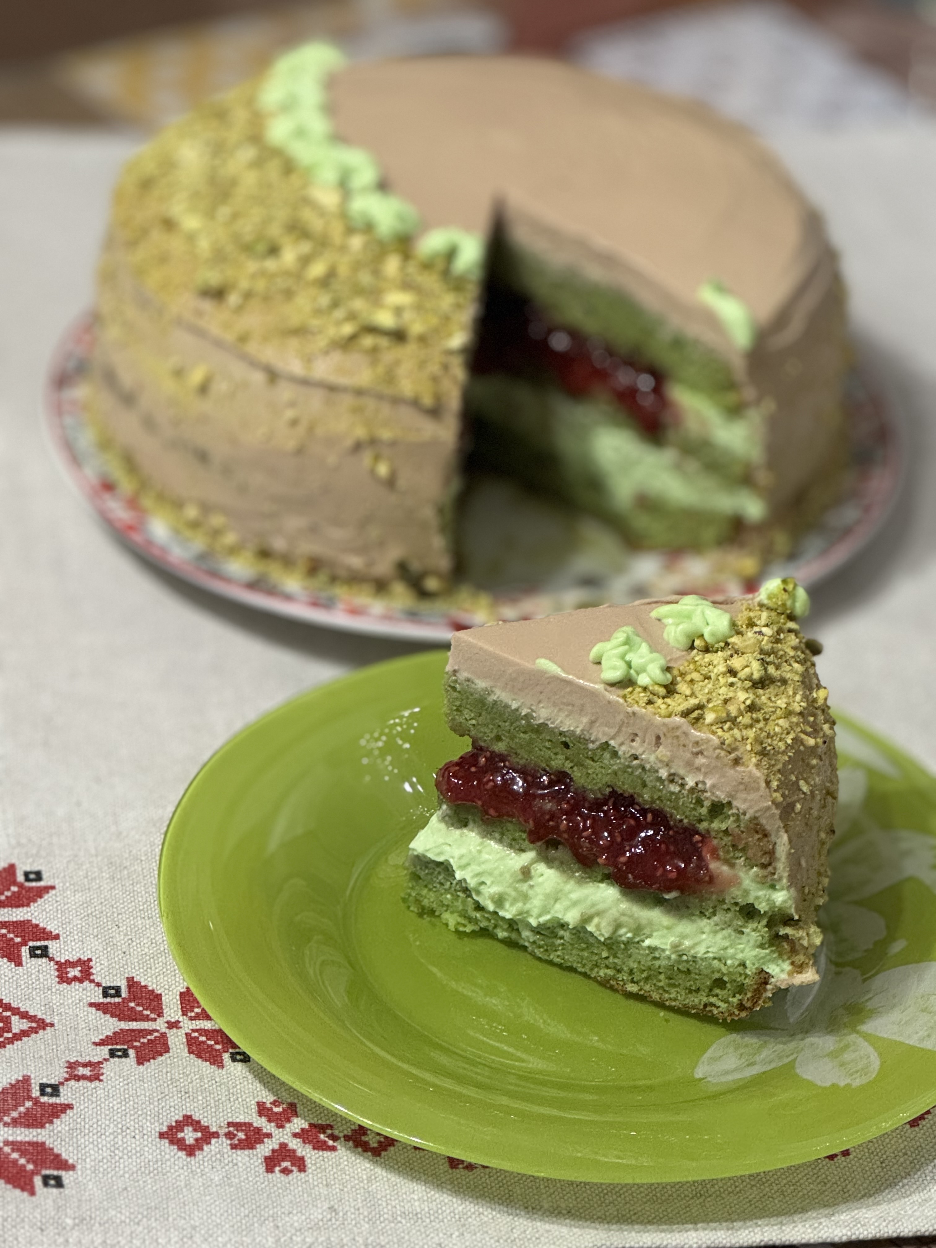 Фисташковый торт с малиной