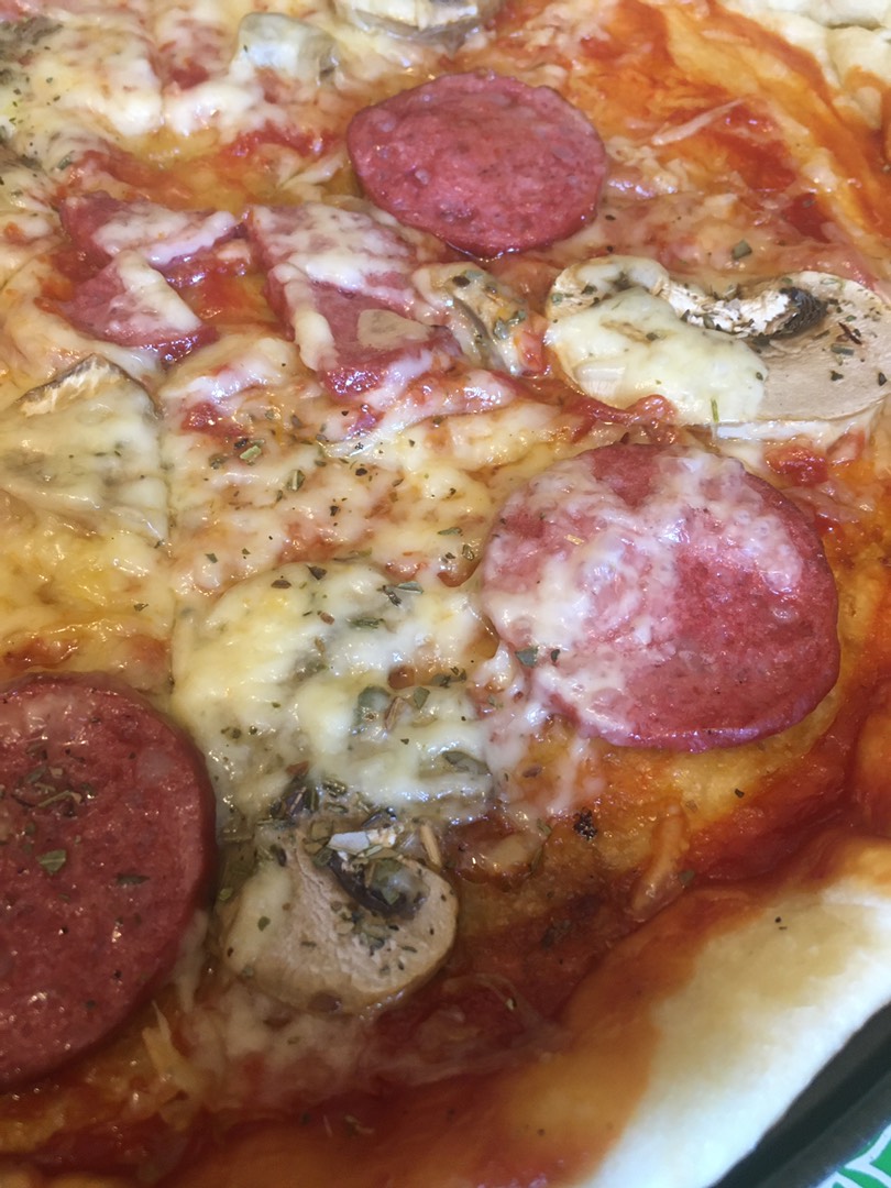 Пицца с копчёной колбасой и грибами 🍕
