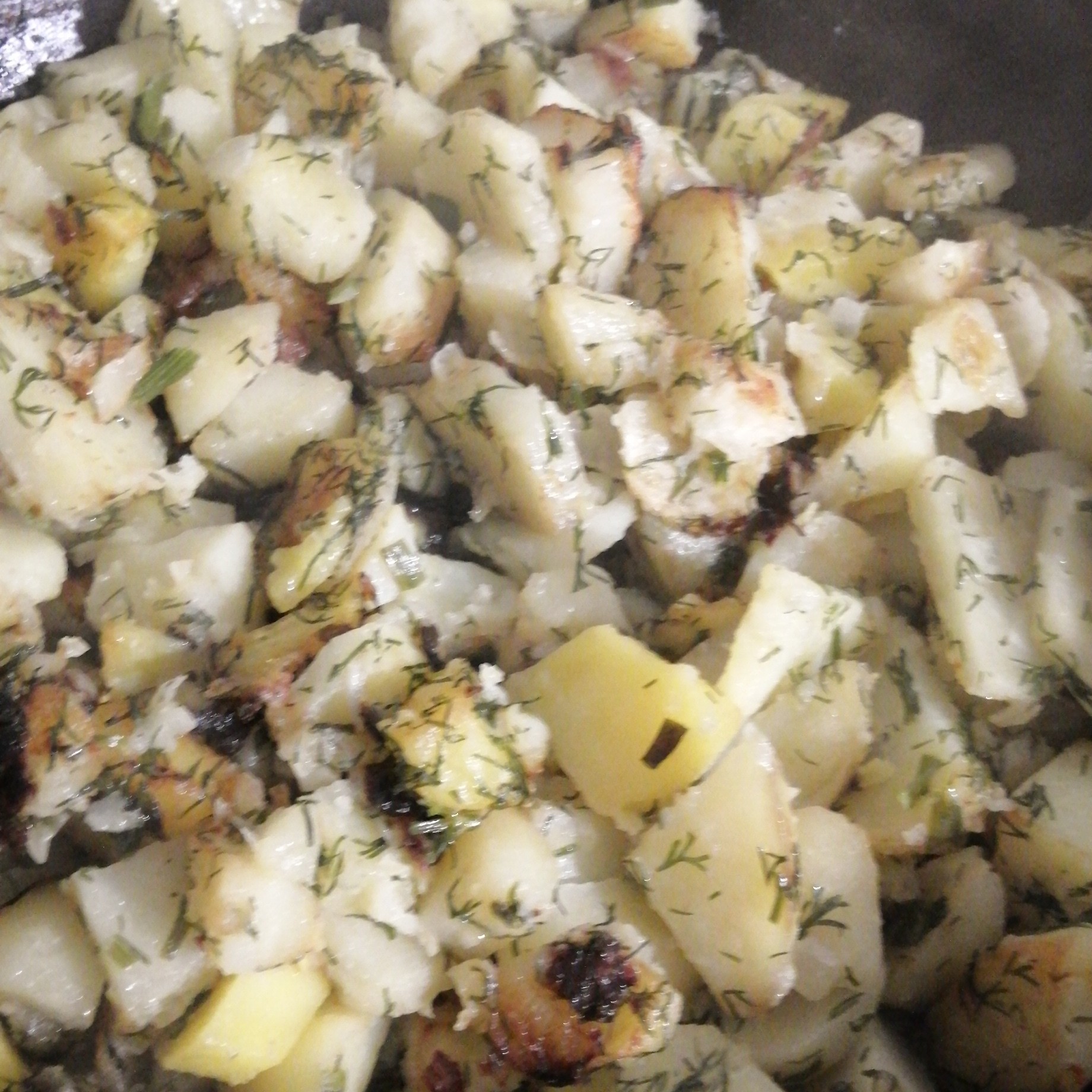 Картофель жареный с луком и сушеными травами
