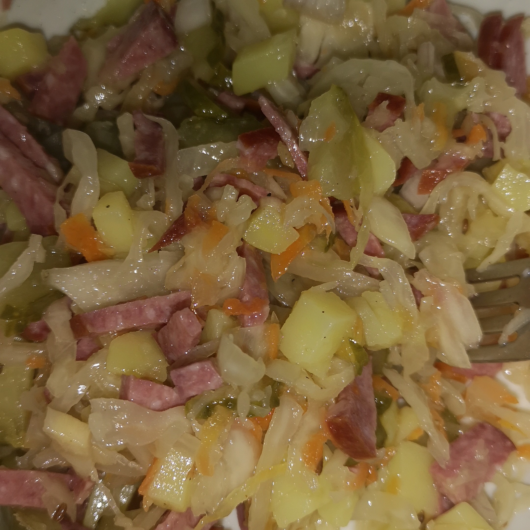 Немецкий картофельный салат с солёными огурцами, квашеной капустой и копчёными колбасками