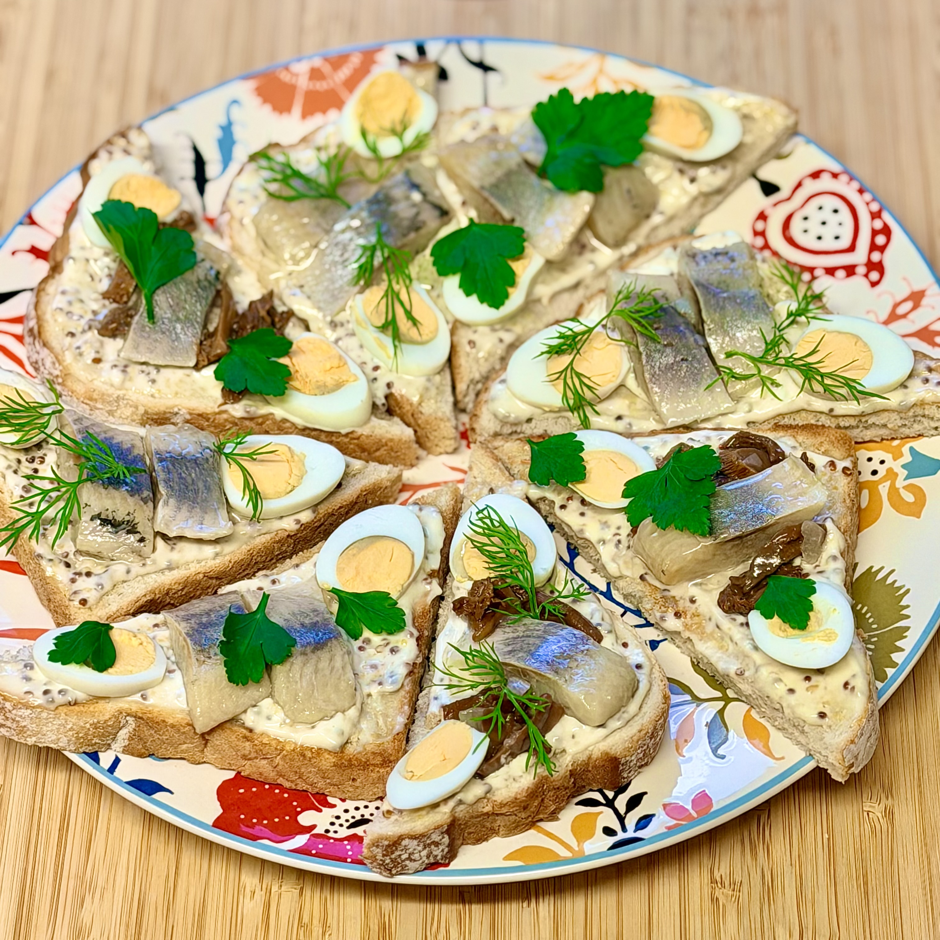 Брускетта с сельдью и яйцом на новогодний стол 2026