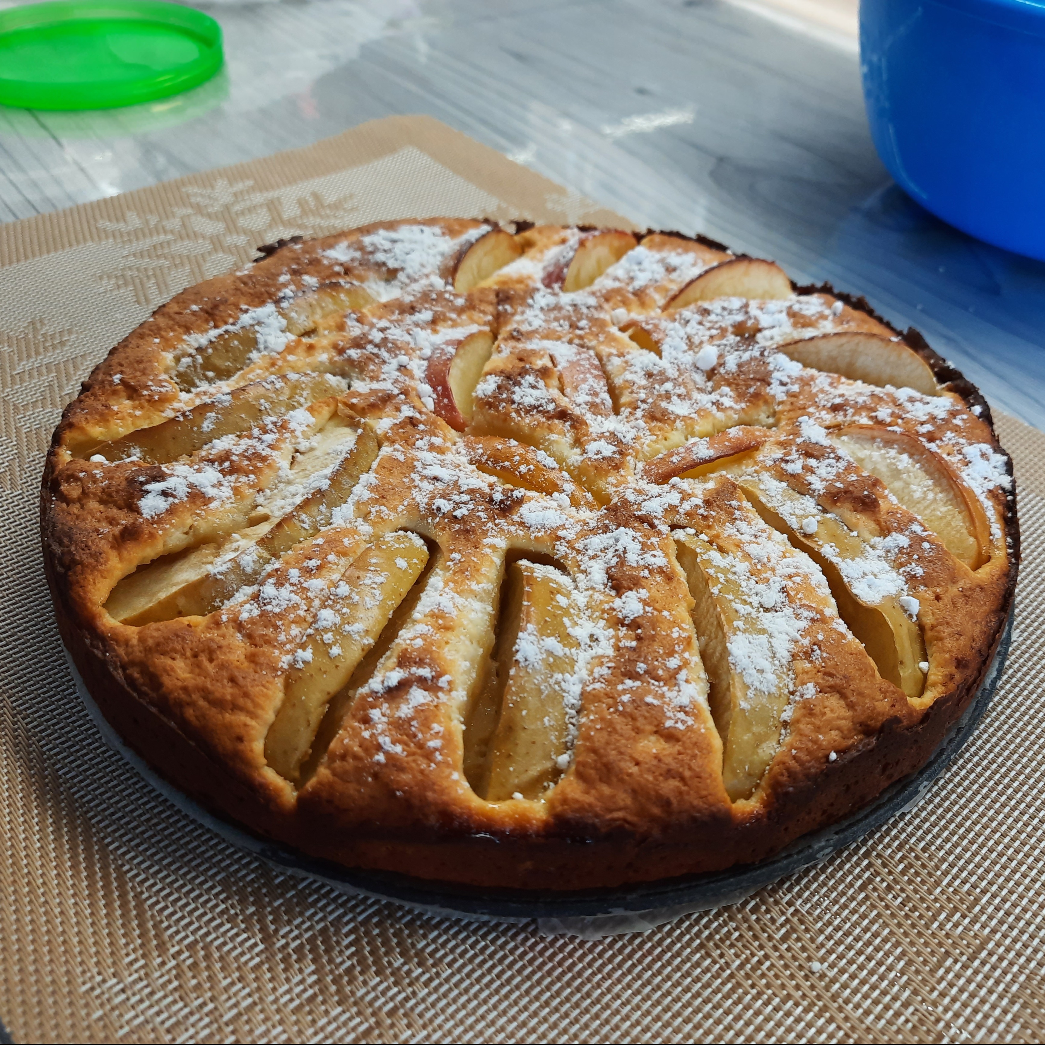 Творожный пирог с яблоками и нектаринами
