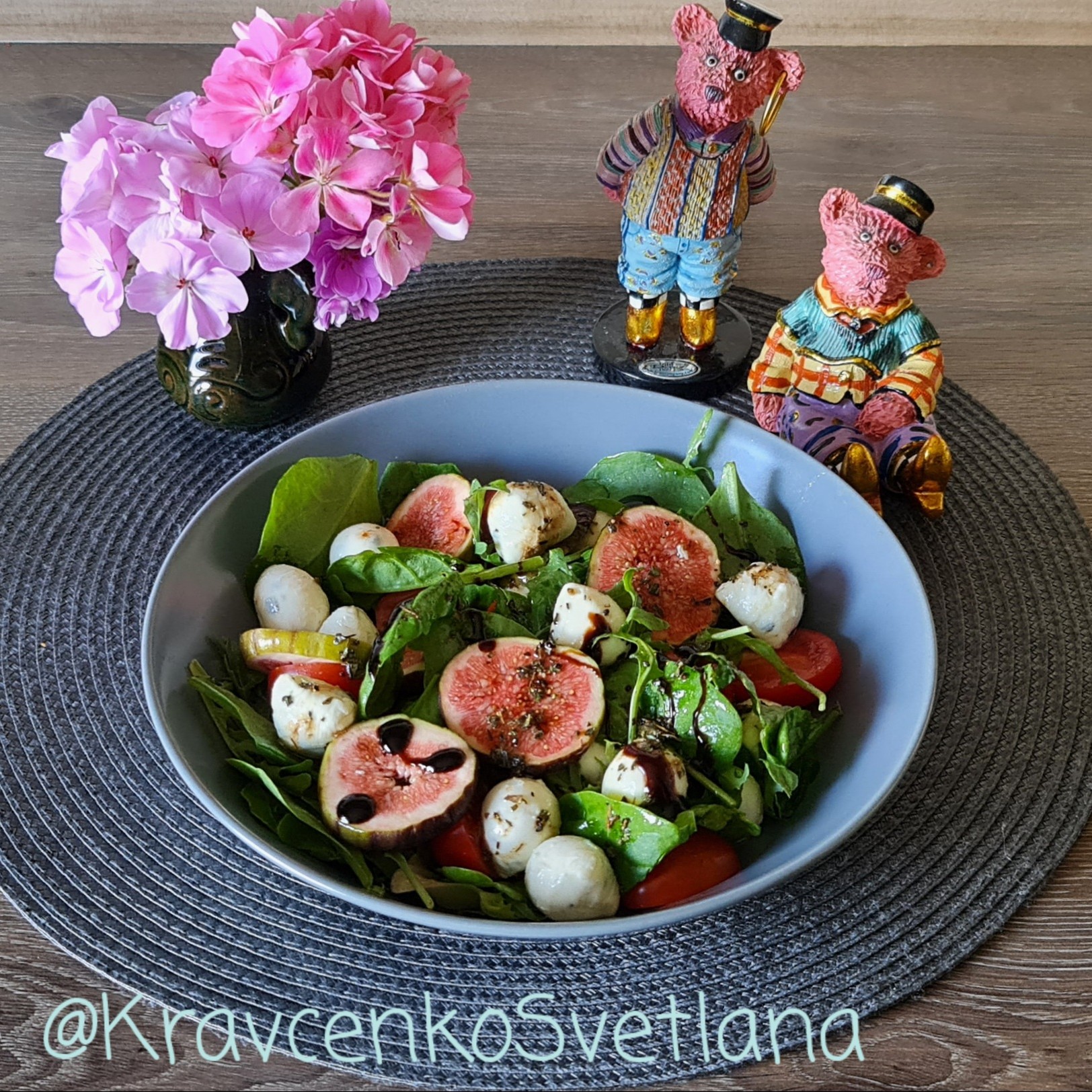 Салат с рукколой, помидорами черри и моцареллой