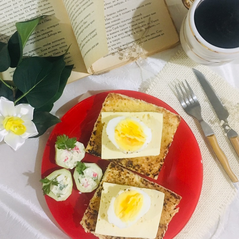 Быстрозавтрак - тосты с сыром и яйцами