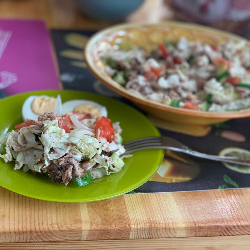 Салат с пекинской капустой и тунцом