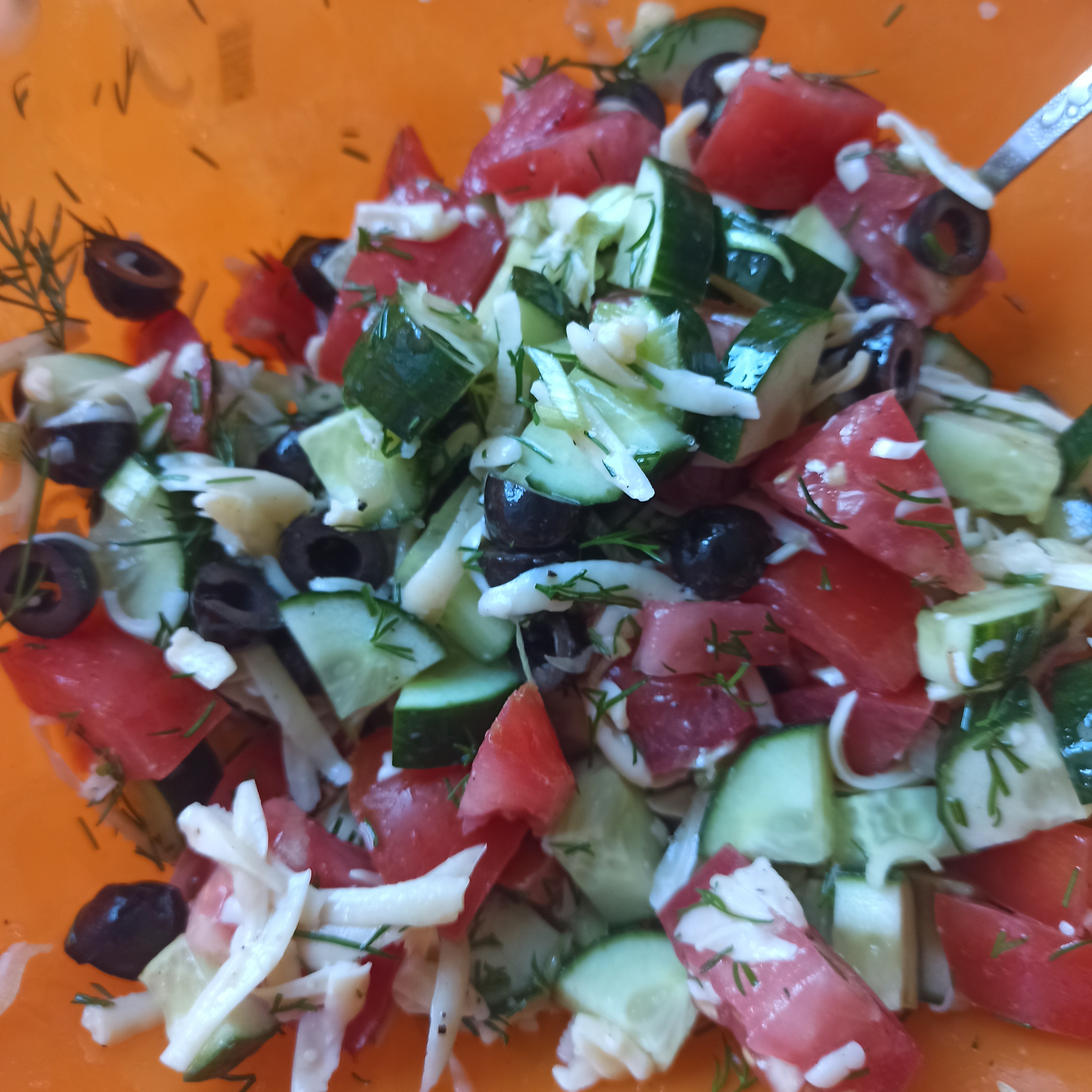 Салат из помидоров и огурцов с маслинами и сыром