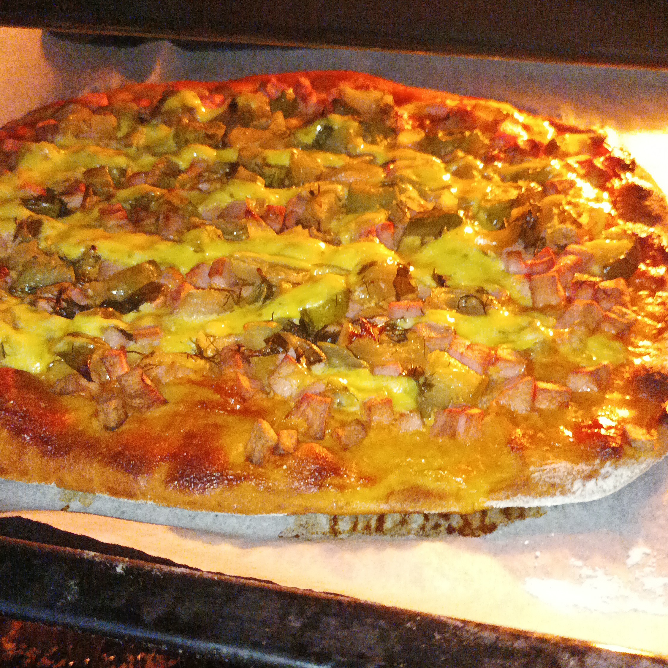 Пицца в духовке на слоеном тесте с салями и оливками