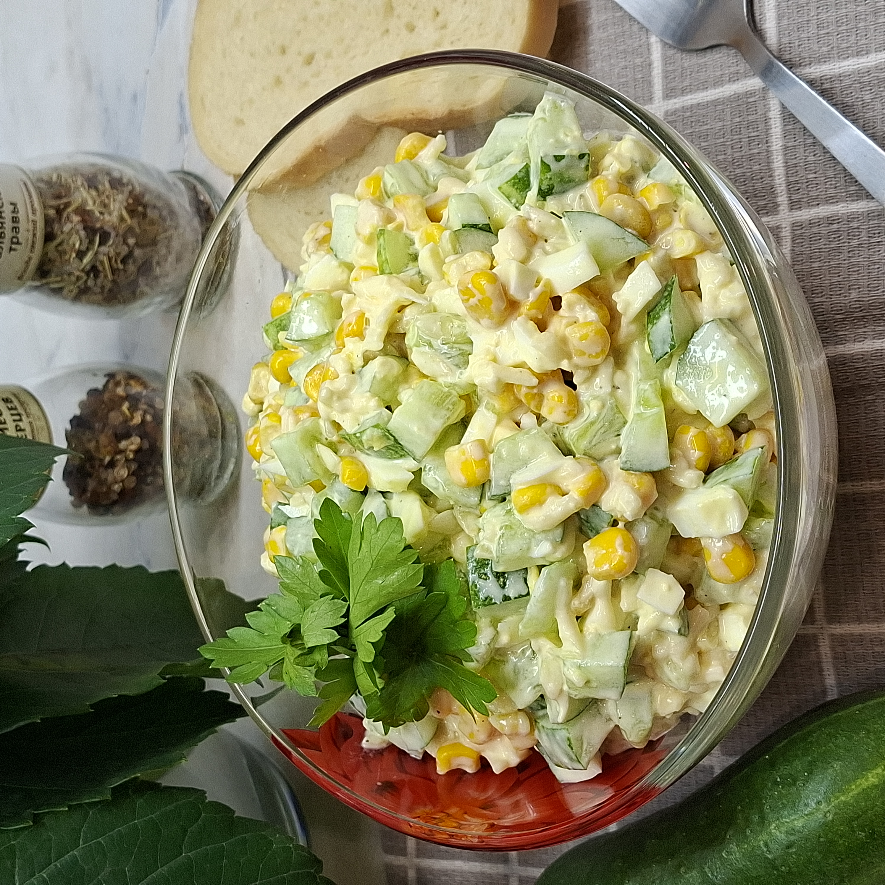 Салат из яиц, огурцов и кукурузы
