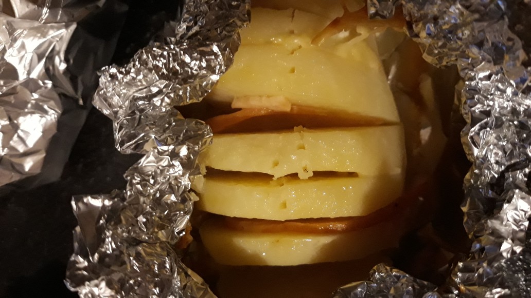 Картошка-гармошка с грудинкой и копченым сыром