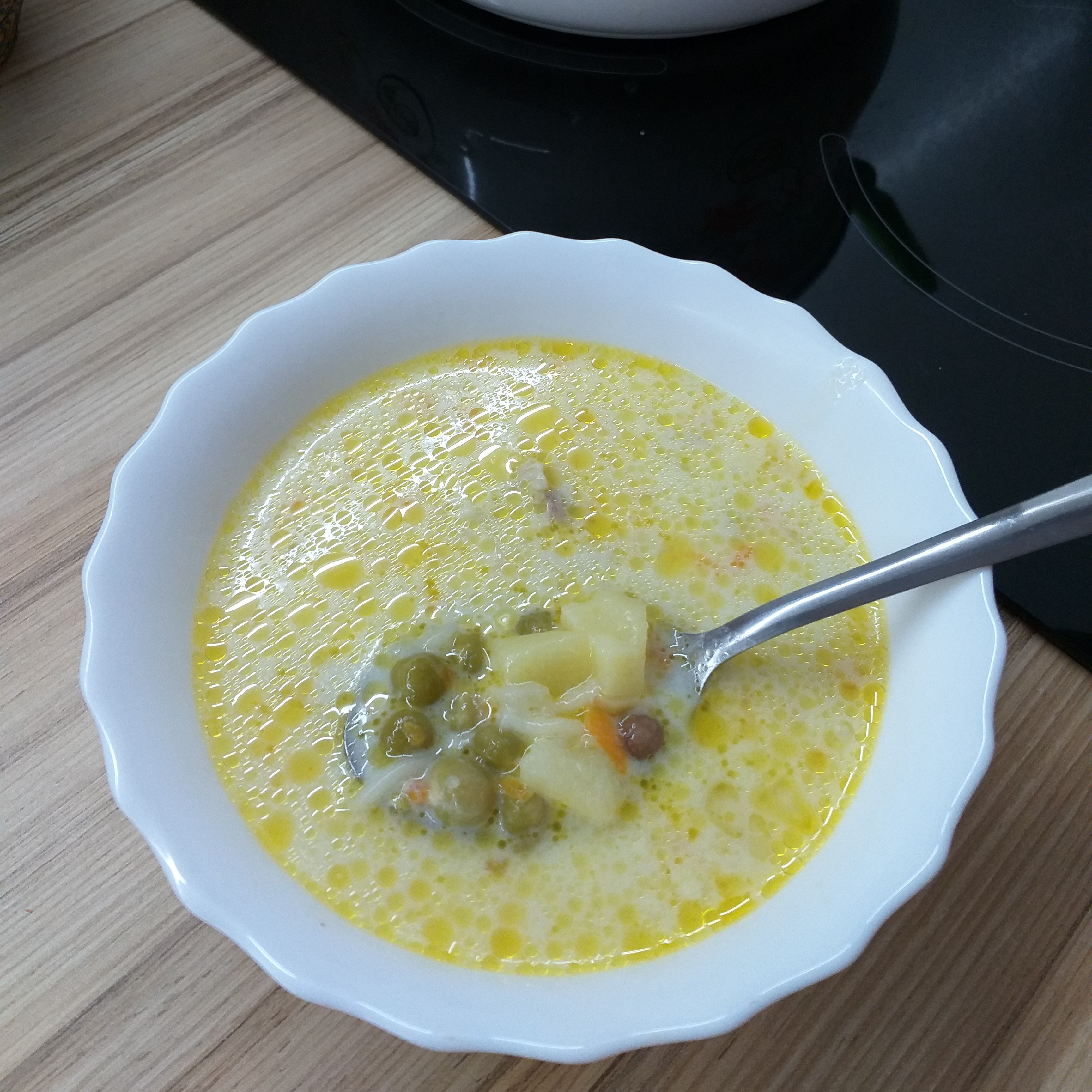 Сырный суп с лапшой и зелёным горошком