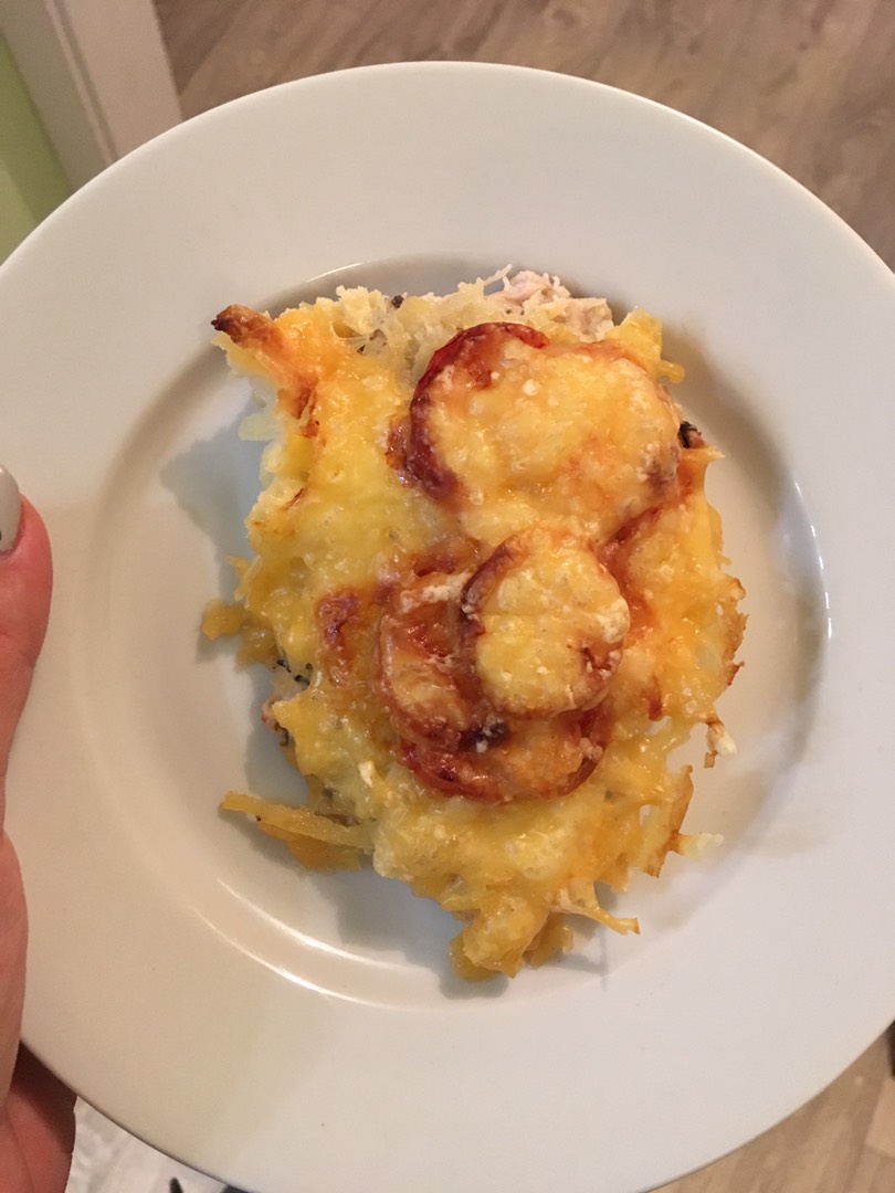 Куриное филе с помидорами и картофелем под сыром