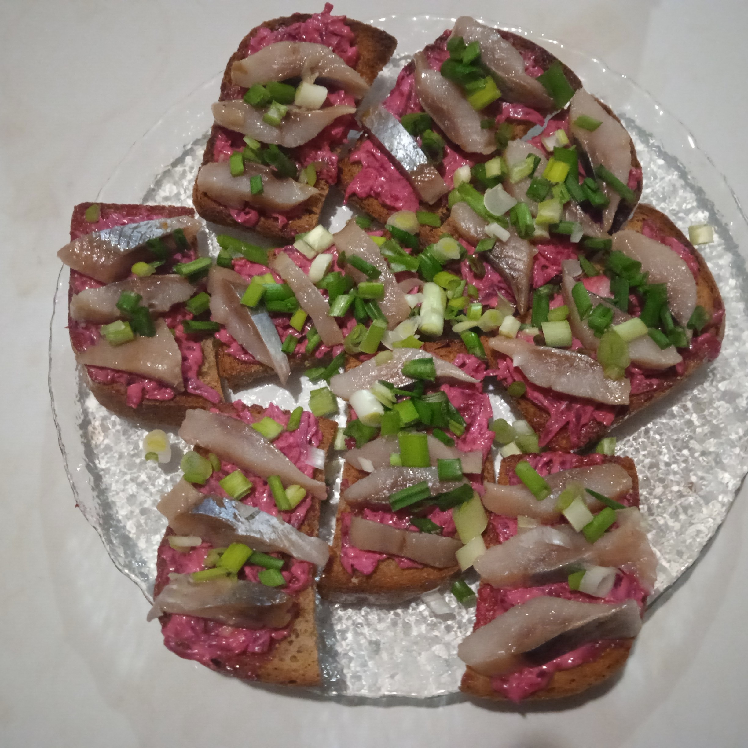 Гренки - канапе с селёдкой и свекольным салатом к праздничному столу