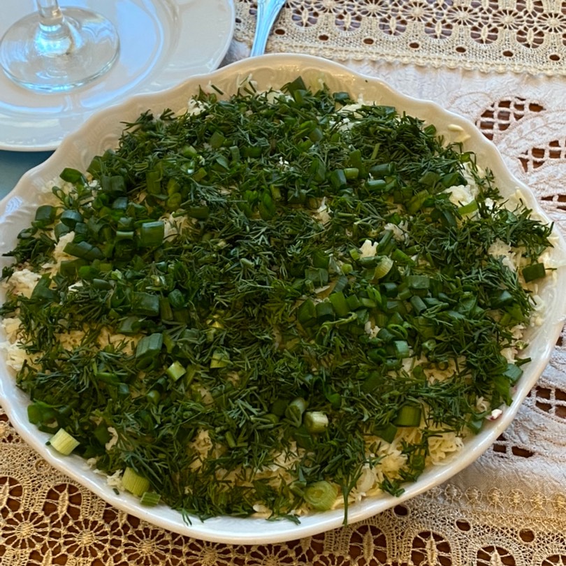 Свежий салат из яиц и тунца с редисом
