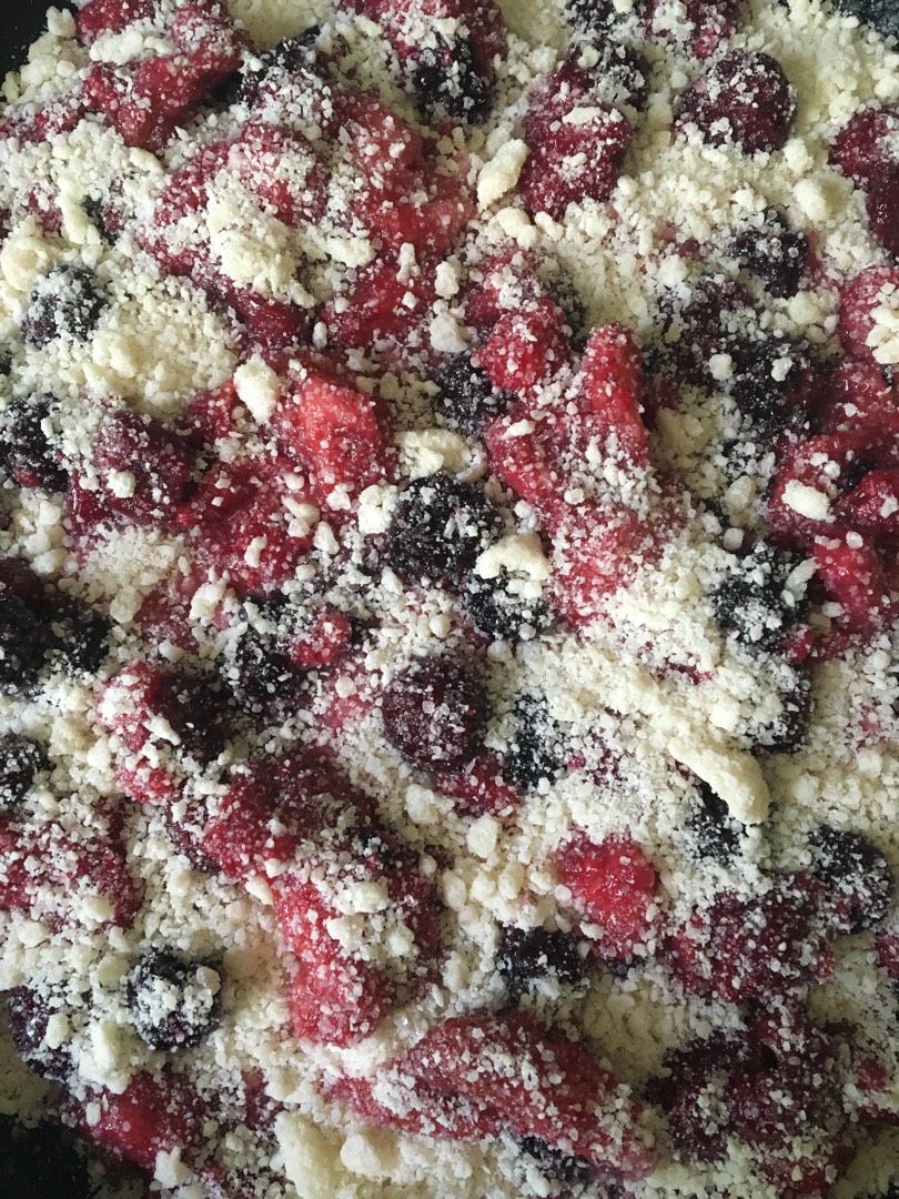 Песочный ягодный пирог с творожным слоем