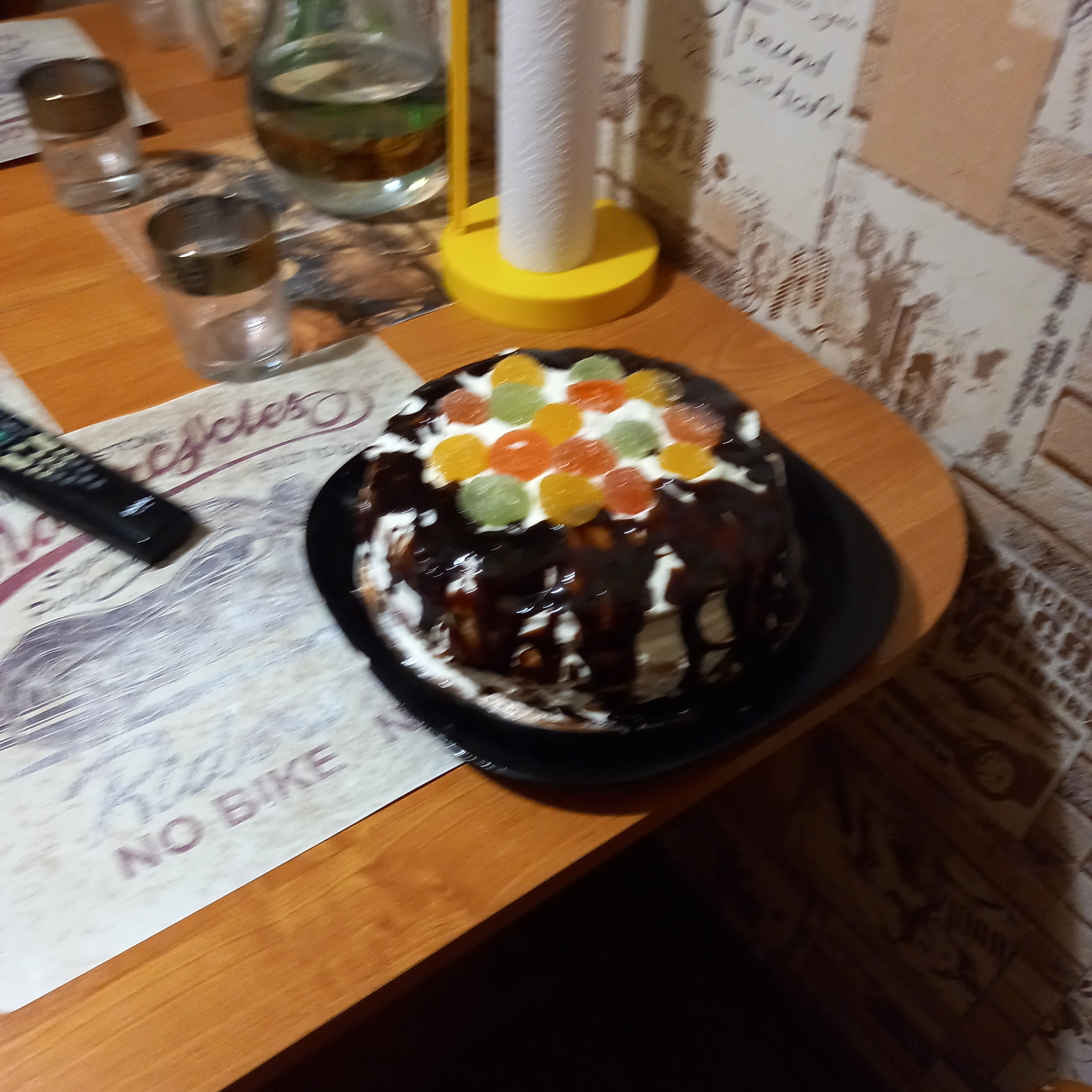 Бисквитный торт со сливками и малиной