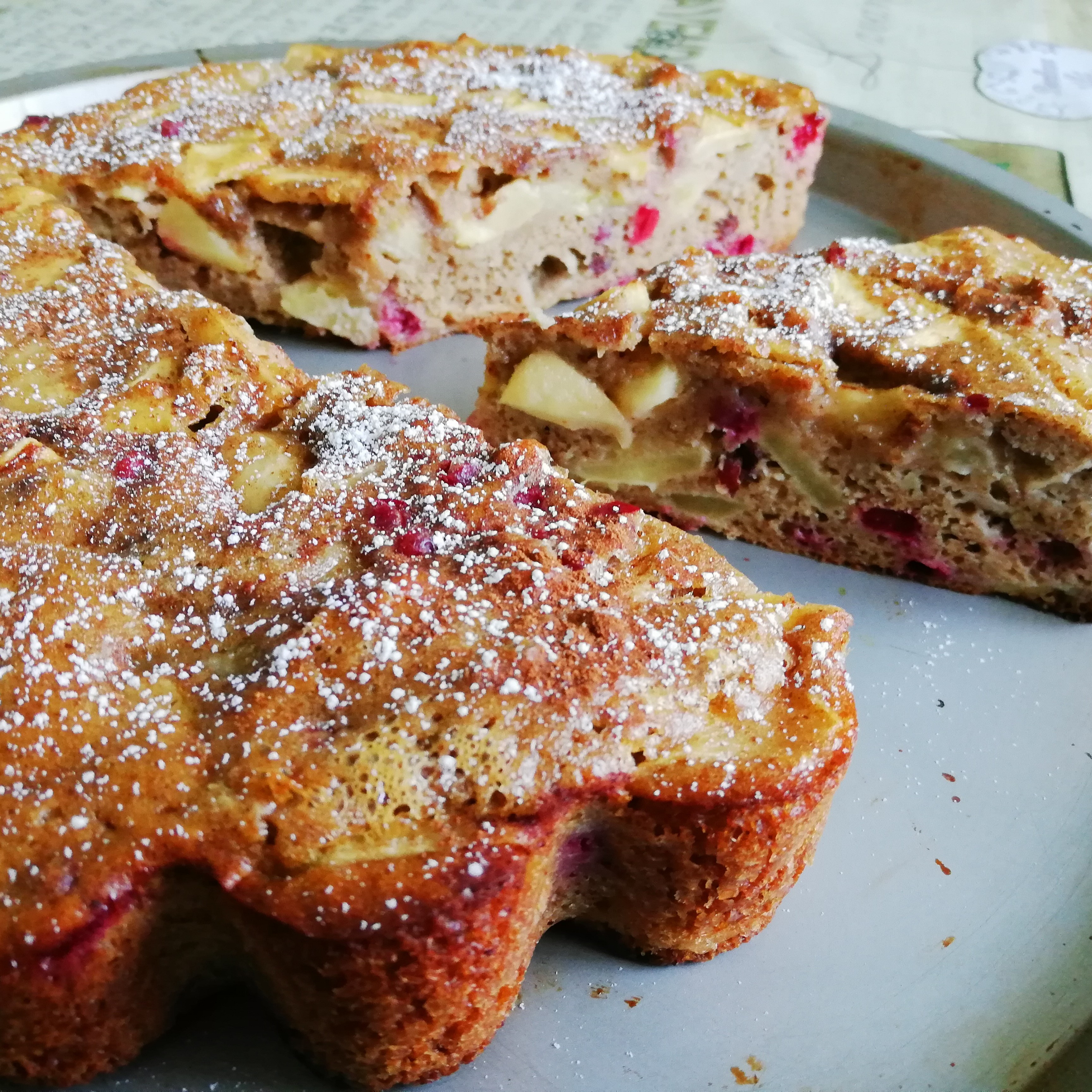 Шарлотка с яблоком и бананом с льняной мукой с сиропом топинамбура