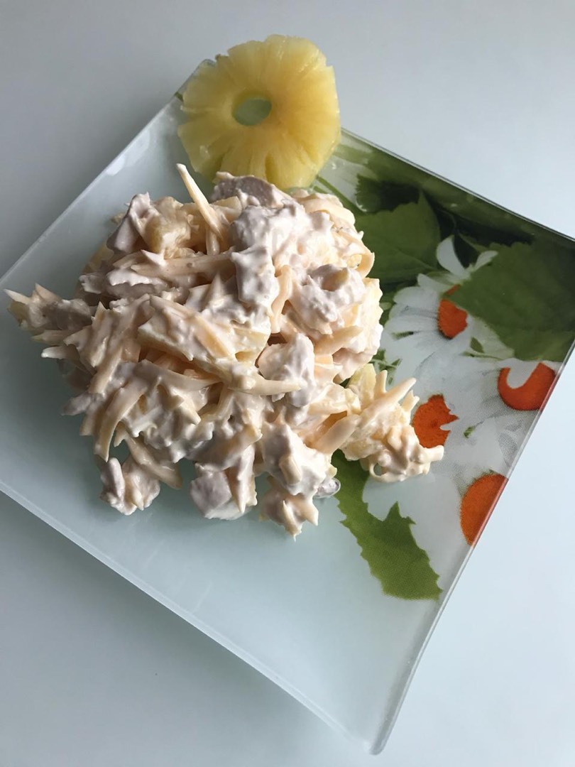 Салат с ананасами и курицей