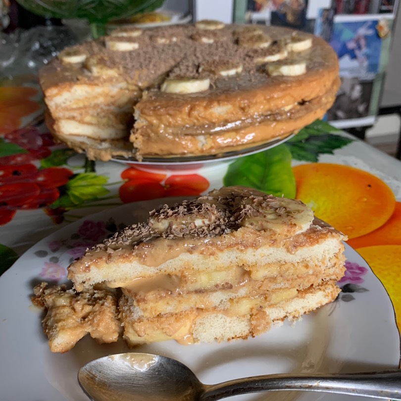 Торт из бисквитных коржей с бананом и сгущенкой