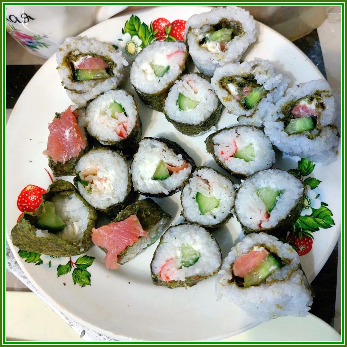 Два типа роллов с крабовыми палочками