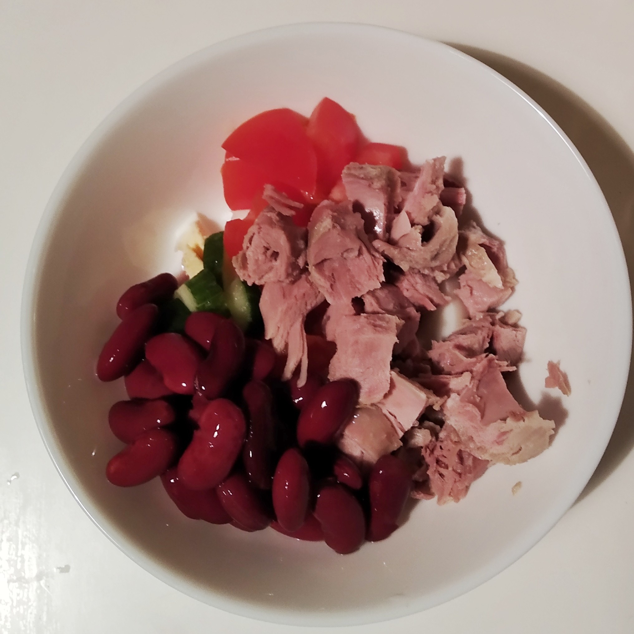 Салат с курицей и красной фасолью
