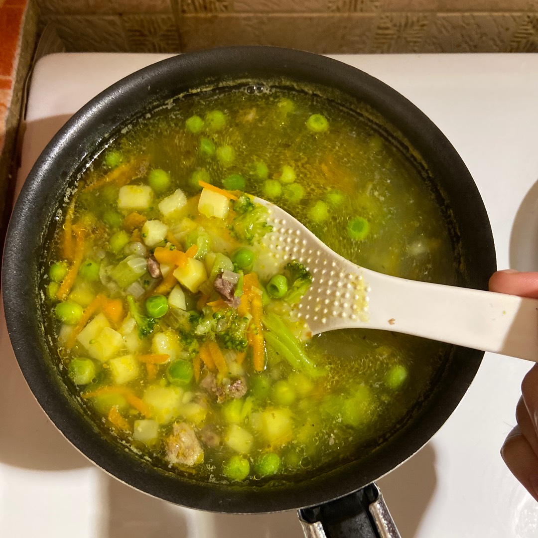 Суп с курицей, зеленым горошком и брокколи