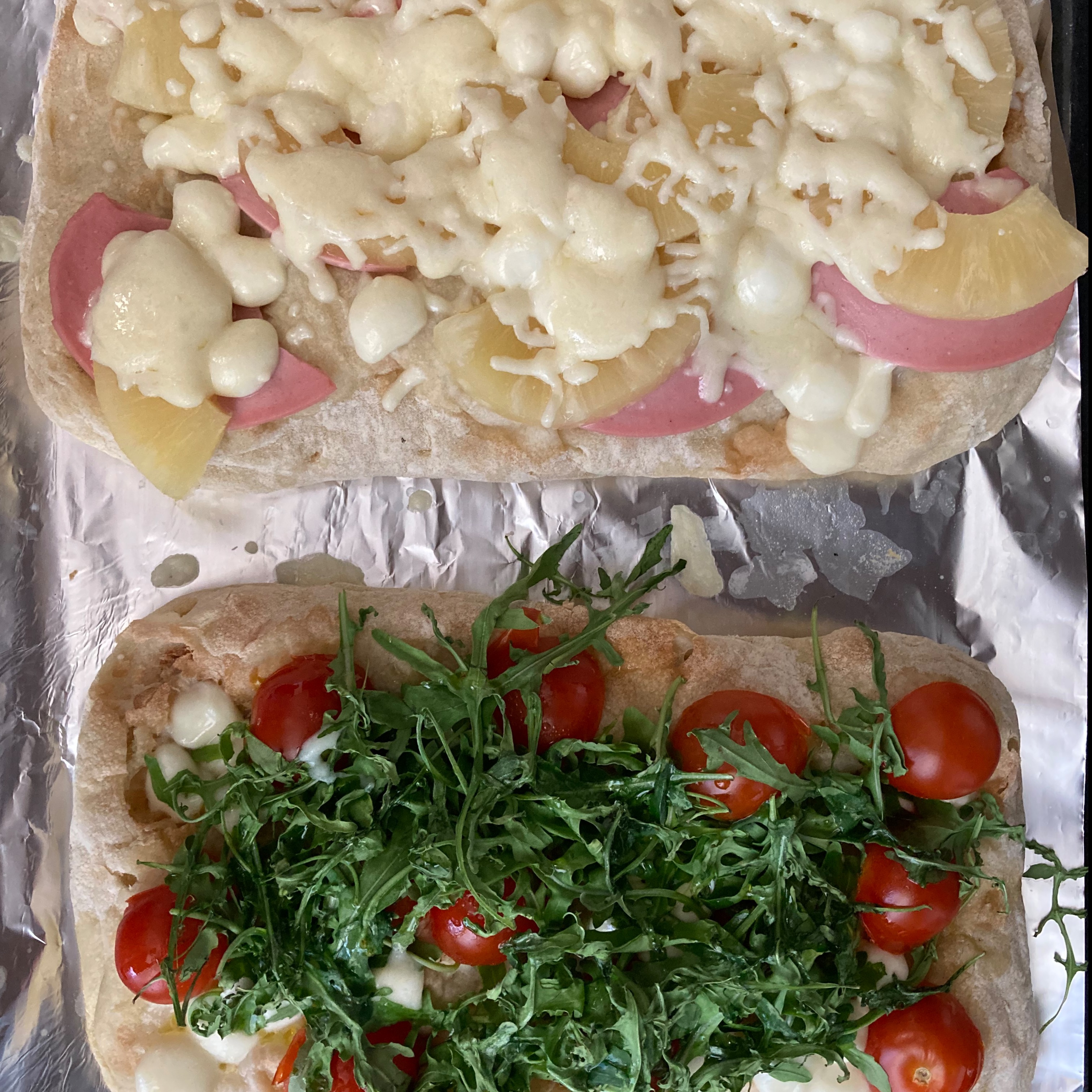Пицца с моцарелой и томатами