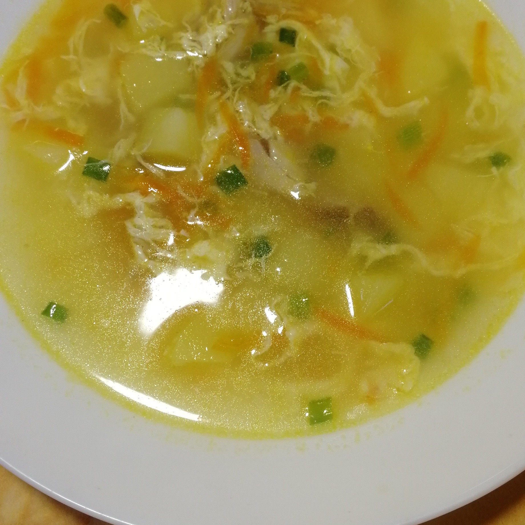 Легкий куриный суп с зелёным луком и яйцом