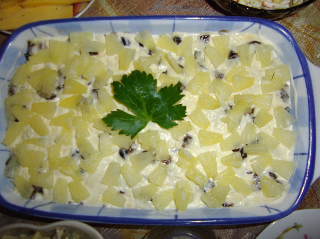 Салат из курицы с сыром и ананасов