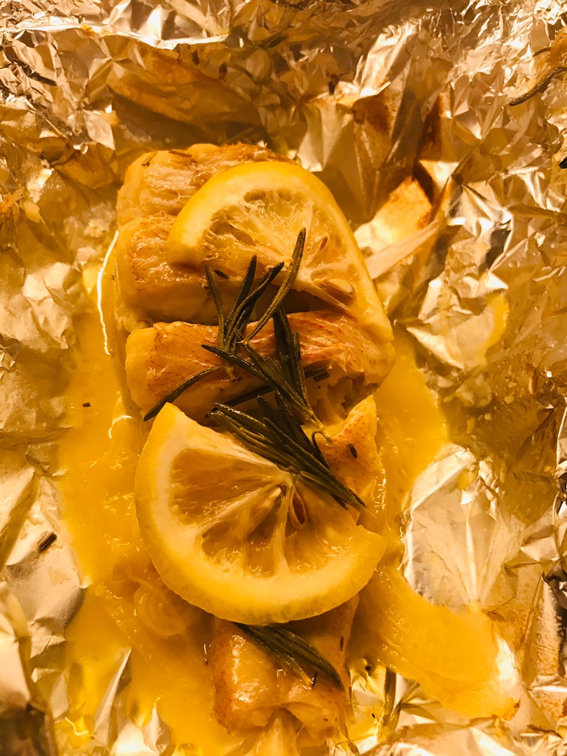 Морской окунь с лимоном в духовке