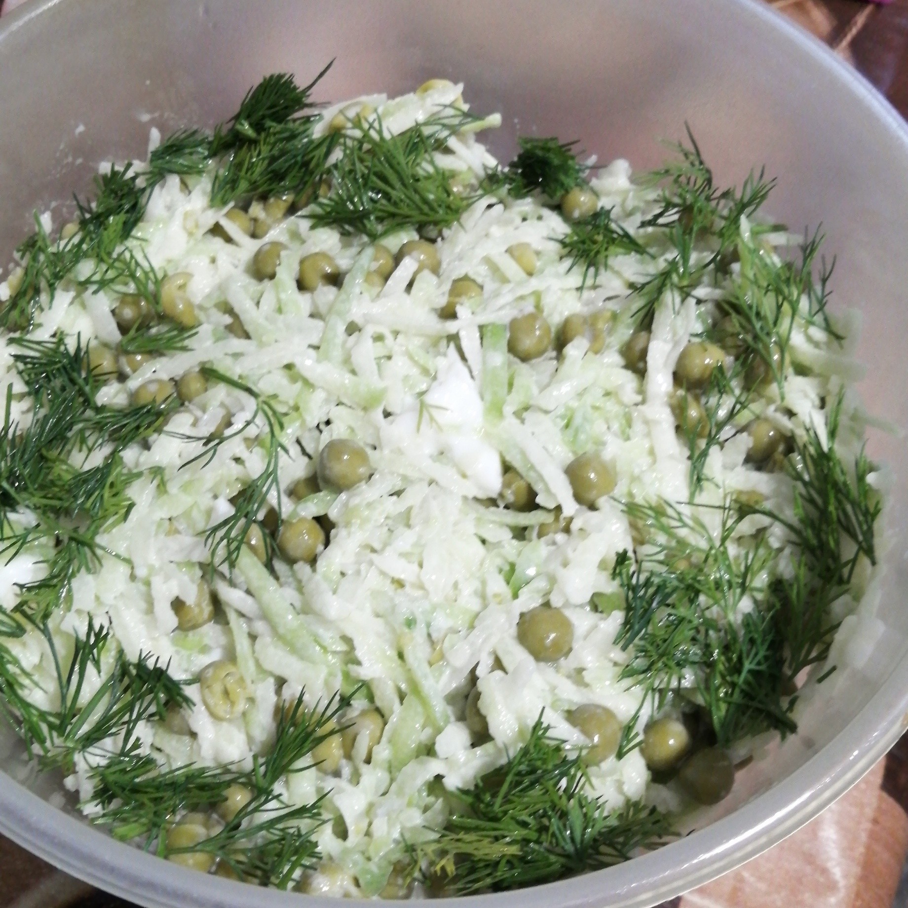 Зелёный салат из маргеланской редьки и горошка