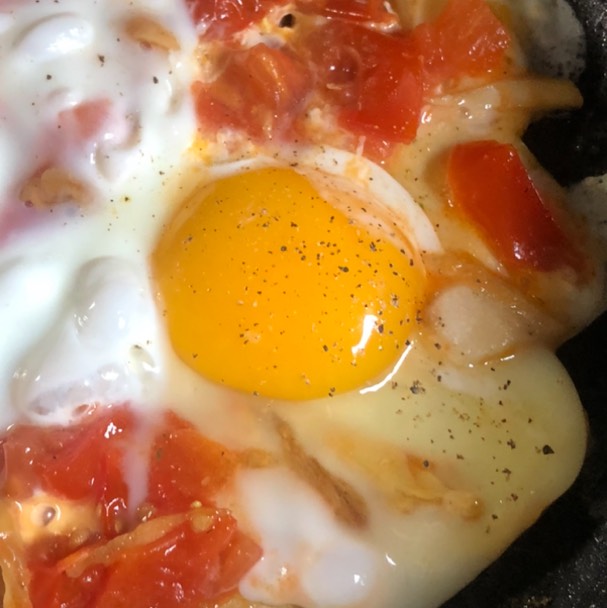 Яичница глазунья с помидорами люблю на завтрак