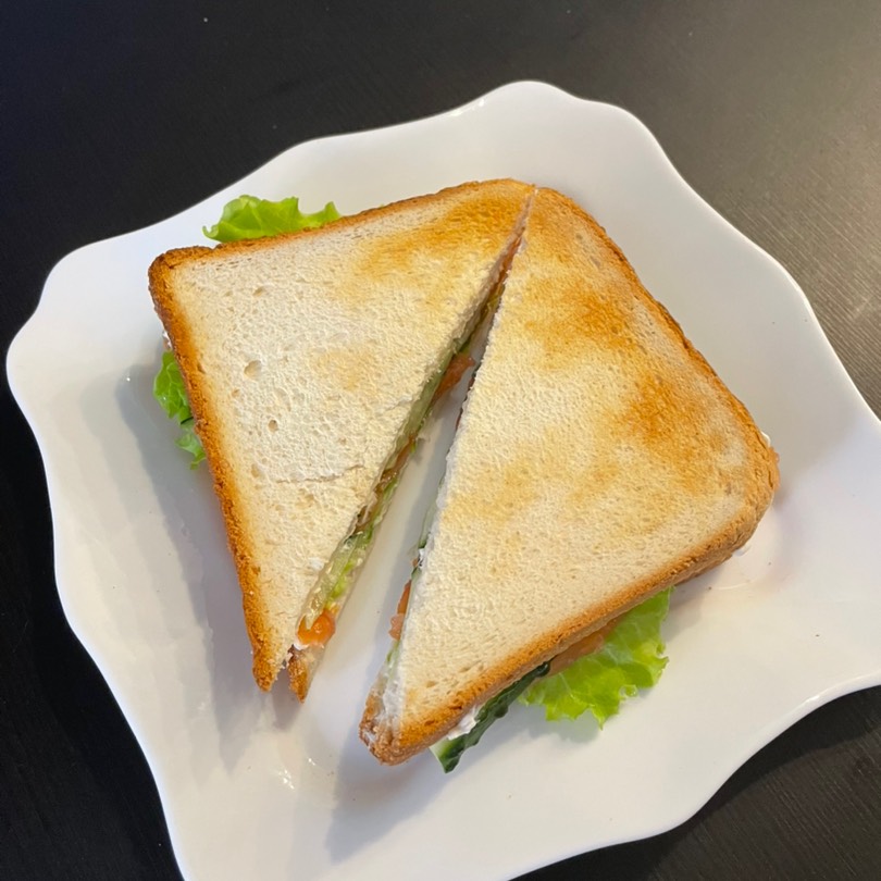 Аппетитный сэндвич с красной рыбой на завтрак