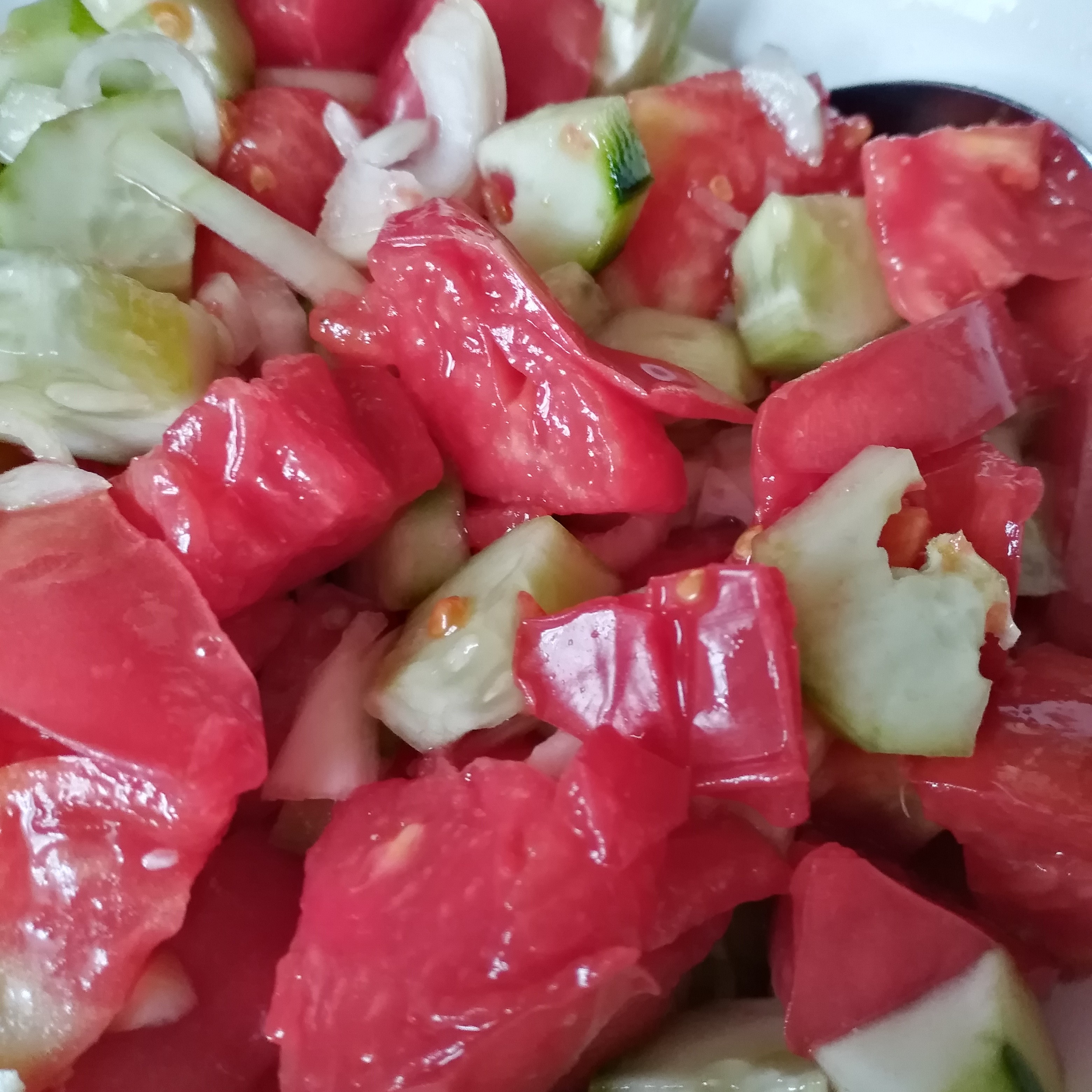Зеленый салат с помидорами, огурцами и красным луком