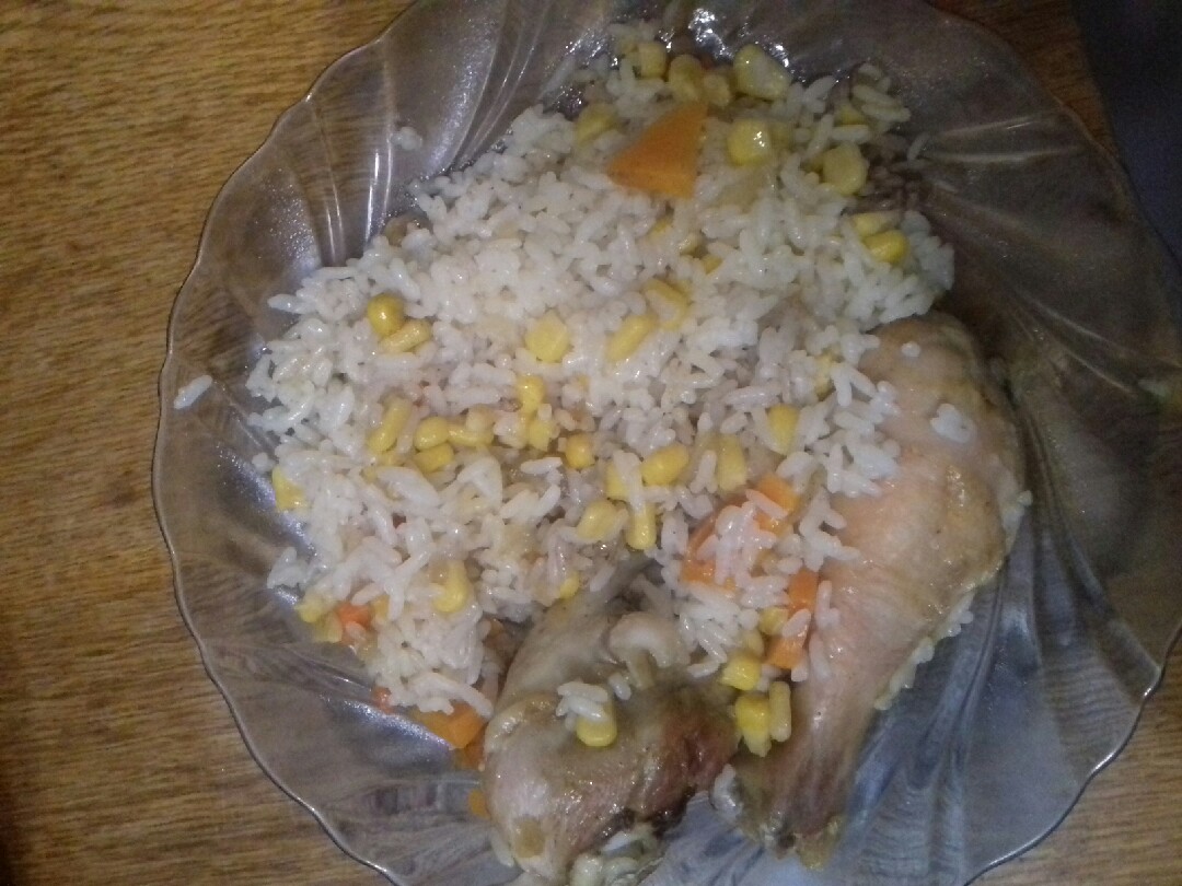 Куриные голени с рисом и кукурузой