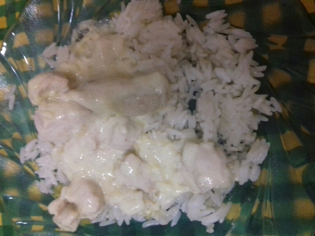 Куриное филе в сливочно-сырном соусе с рисом на гарнир
