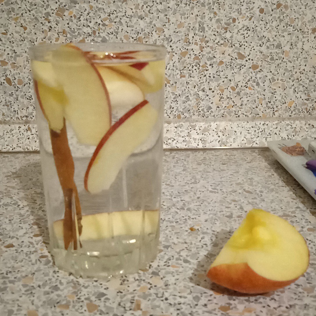 Яблочный напиток с корицей