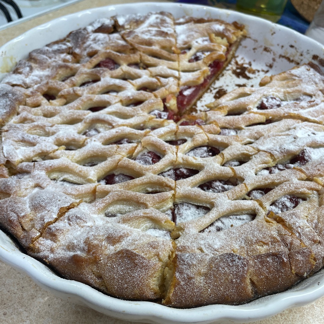 Рецепт открытого пирога с вишней и яблоками