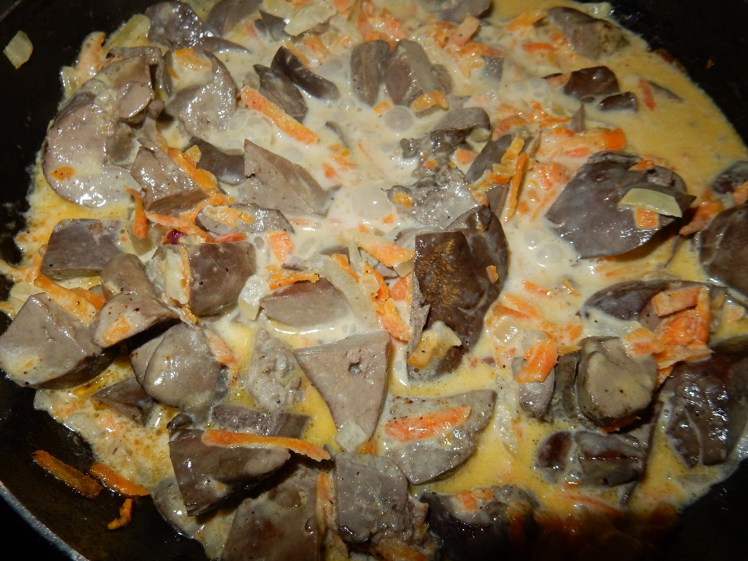 Печень куриная тушёная с грибами
