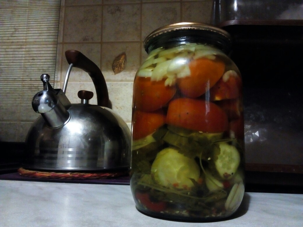 Салат-заготовка с маринованными помидорами, огурцами и луком