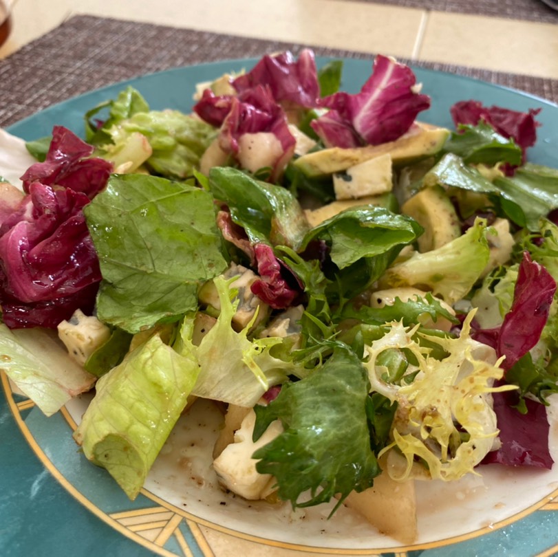 Салат с грушей, сыром ДорБлю и авокадо