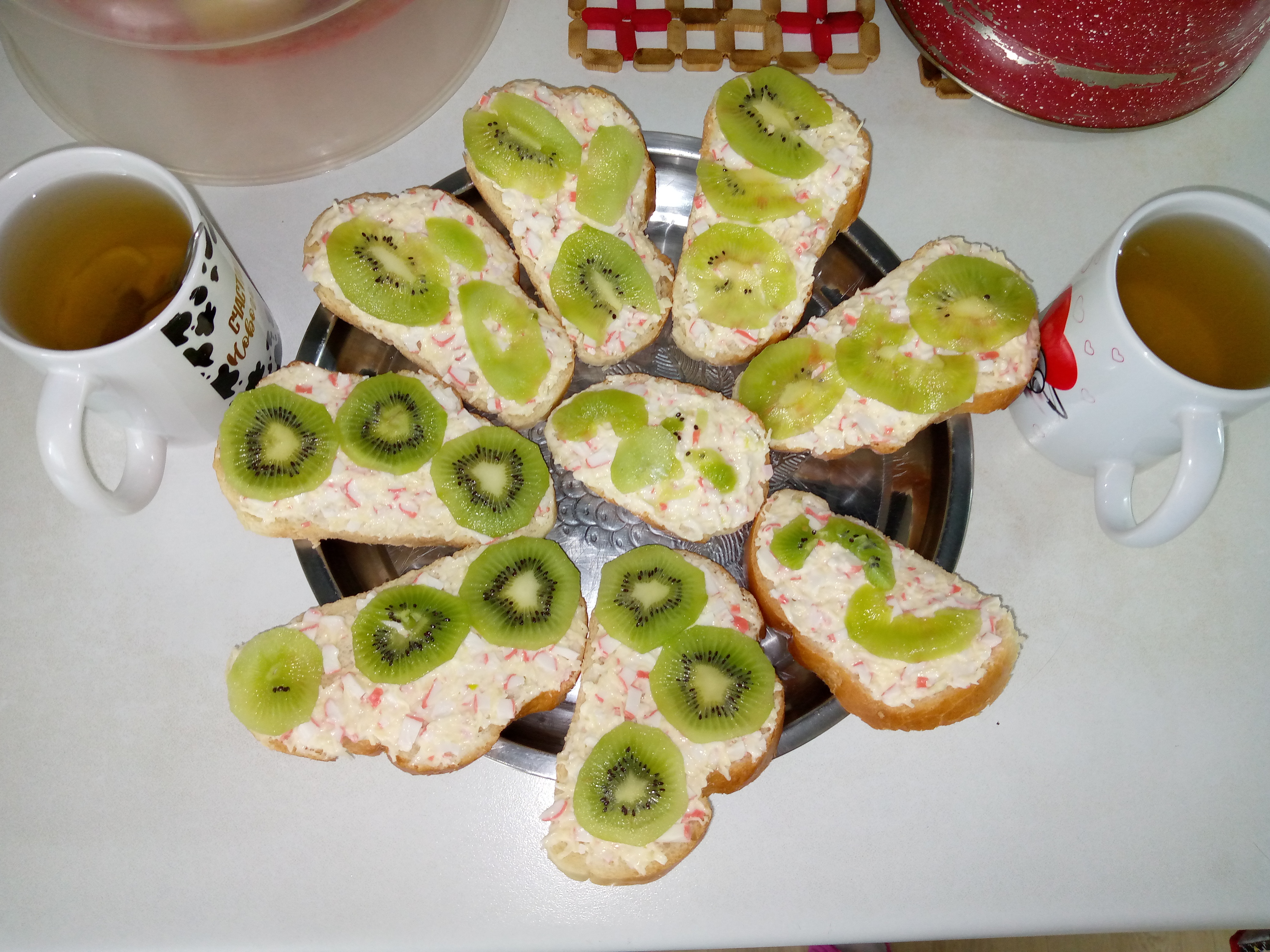 Бутерброды с киви и крабовыми палочками