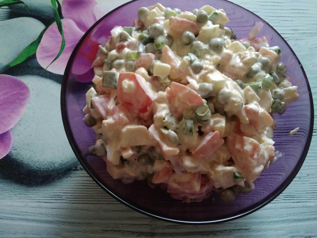 Салат с куриной грудкой, помидорами и зелёным горошком