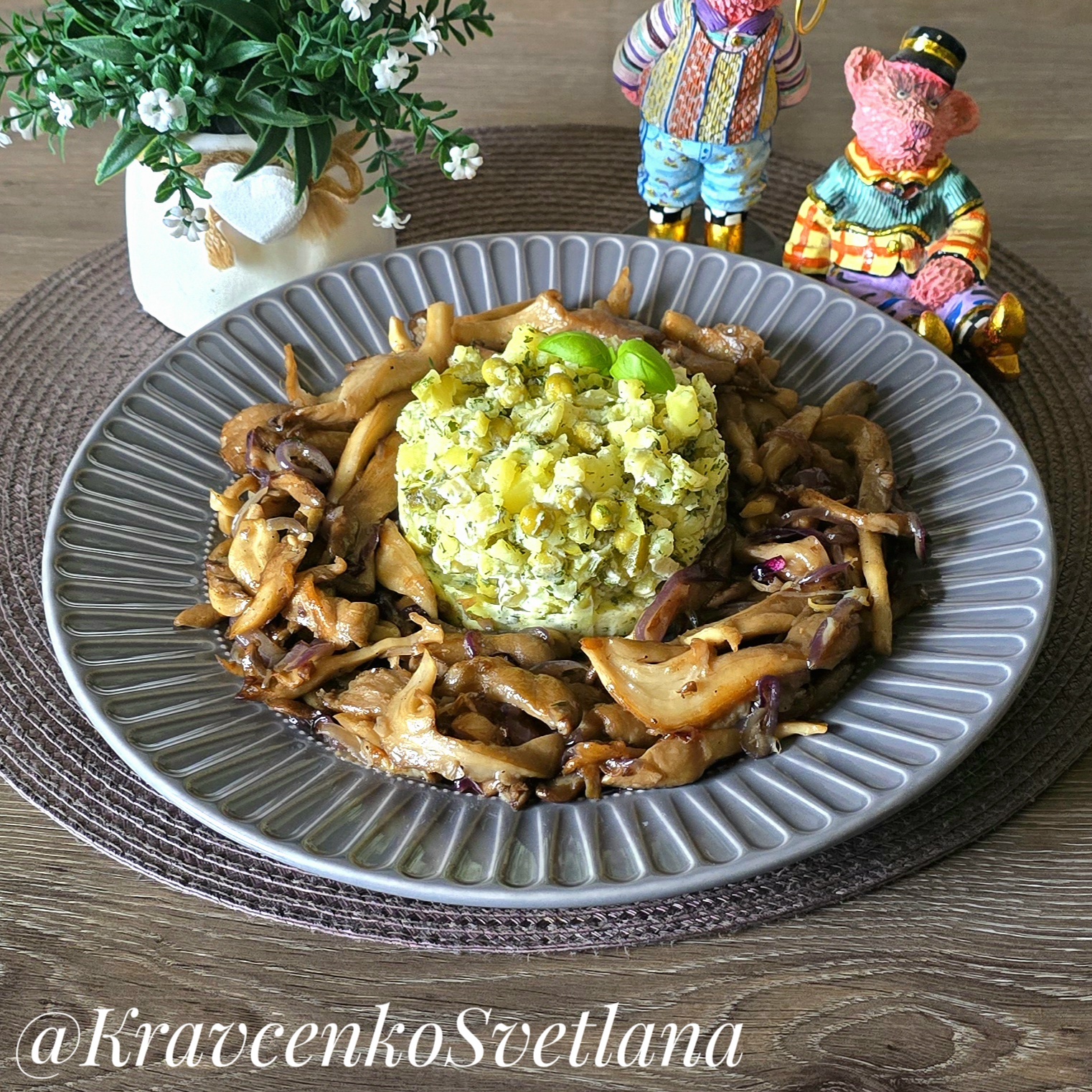 Жареные вешенки с луком на сковороде